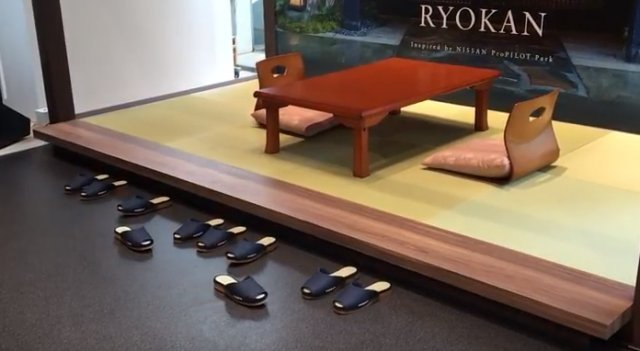 닛산은 2일 일본 가나가와현 요코하마시 글로벌 본사 갤러리에서 자동주차 기술을 이용해 슬리퍼를 정렬하는 미래형 료칸(일본 전통 
여관)을 선보였다. 사진은 흐트러졌던 슬리퍼가 전진과 후진을 반복하면서 차례로 제자리로 돌아가는 모습.