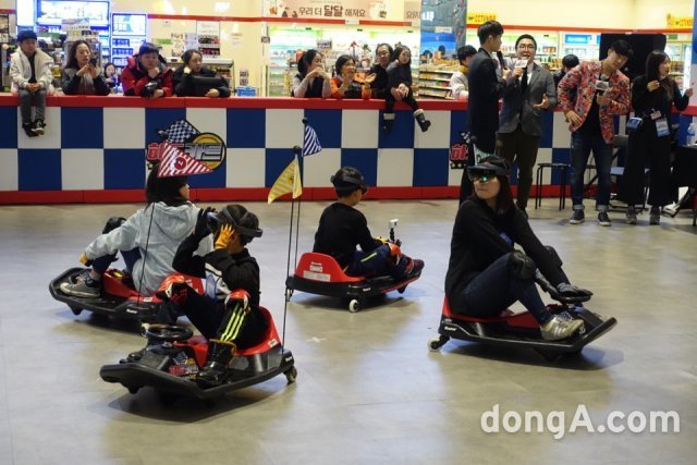 서울 은평구 롯데몰 은평점에서 열린 ‘AR 하도카트’ 챔피언십 참가자들이 예선전을 치르고 있다.