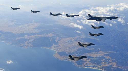 한국공군 F-16 2대, F-15K 2대, 美 B-1B 1대, F-35A 2대, F-35B 2대가 편대를 이루어 비행하는 모습. 공군 제공
