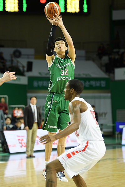 3점슛 시도하는 김주성. 사진제공｜KBL