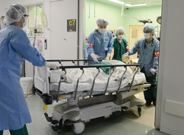 2015년 서울 서대문구 연세대 세브란스병원에서 진행된 화재 대피 훈련. 수술 중 환자와 의료진이 대피하는 상황을 가정해 진행됐다. 연세의료원 제공