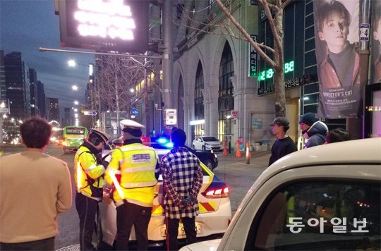 2일 서울 강남구의 한 클럽 앞 도로에서 경찰이 불시 음주운전 단속을 실시하고 있다. 이번 특별단속에서는 아침까지 클럽에서 술을 마시고 귀가하던 젊은 운전자들이 대거 적발됐다. 정현우 기자 edge@donga.com