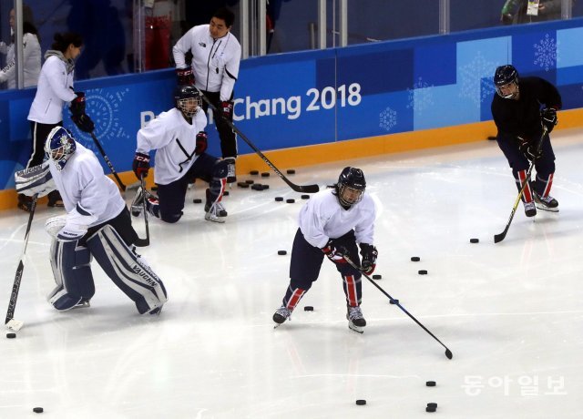 5일 오후 강릉시 관동하키센터에서 2018 평창동계올림픽 남북 여자아이스하키 단일팀이 훈련하고 있다. 장승윤 기자