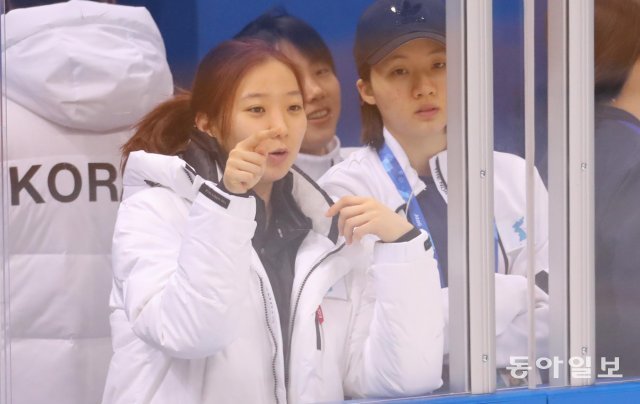 5일 오후 강릉시 관동하키센터에서 2018 평창동계올림픽 남북 여자아이스하키 단일팀이 훈련하고 있다. 여자 아이스하키팀 선수들의 유니폼에 독도가 포함된 한반도기가 부착되어 있다. 장승윤 기자