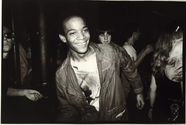 미국 뉴욕 언더그라운드 문화 공간 \'머드 클럽(Mudd Club)\'에서 춤추고 있는 장 미셸 바스키아, 1979년.-바비칸 아트 갤러리 제공·ⓒNicholas Taylor·ⓒThe Estate of Jean-Michel Basquiat, Licensed by Artestar, New York