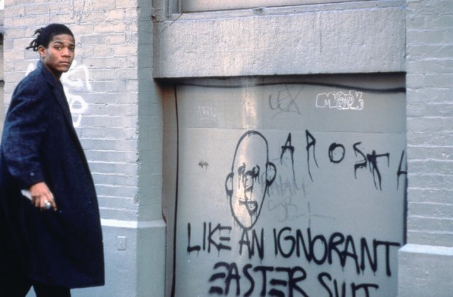 인디 영화 '다운타운 81'의 장면에 등장한 뉴욕 거리에 낙서(그래피티)를 하고 있는 장 미셸 바스키아. -바비칸 아트 갤러리 제공·ⓒNew York Beat Film LLC·ⓒThe Estate of Jean-Michel Basquiat, Licensed by Artestar, New York