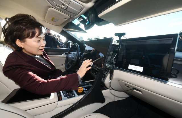 김현미 국토교통부 장관이 5일 오후 경기도 화성시 한국교통안전공단 자동차안전연구원 자율주행자동차 실험도시(K-City)에서 열린 ‘5G로 대화하는 자율주행자동차 시연회’에서 자율주행차 내부를 살펴보고 있다.