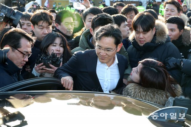 항소심에서 집행유예를 선고받은 이재용 삼성전자 부회장이 5일 오후 서울구치소를 나서고 있다. 전영한 기자 scoopjyh@donga.com