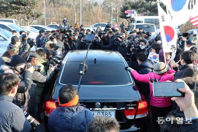 항소심에서 집행유예가 선고돼 석방이 된 이재용 삼성전자 부회장이 5일 오후 서울구치소를 떠나고 있다. 전영한기자 scoopjyh@donga.com