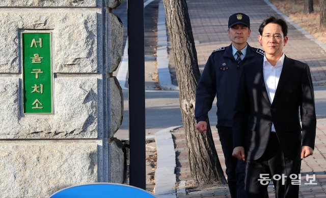 항소심에서 집행유예를 선고받은 이재용 삼성전자 부회장이 5일 오후 서울구치소를 나서고 있다. 전영한 기자 scoopjyh@donga.com