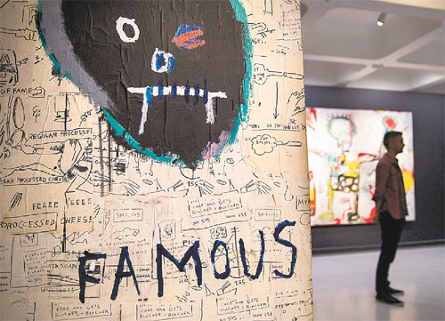 장미셸 바스키아의 1982년 작품 ‘Famous’가 걸린 전시장의 모습. 복층 구조 갤러리의 14개 방으로 구성된 전시는 100여 점의 회화와 노트, 소장 도서, 그림엽서 등 작가를 다각도로 조명했다. 바비컨 아트 갤러리 제공·ⓒThe Estate of Jean-Michel Basquiat, Licensed by Artestar, New York