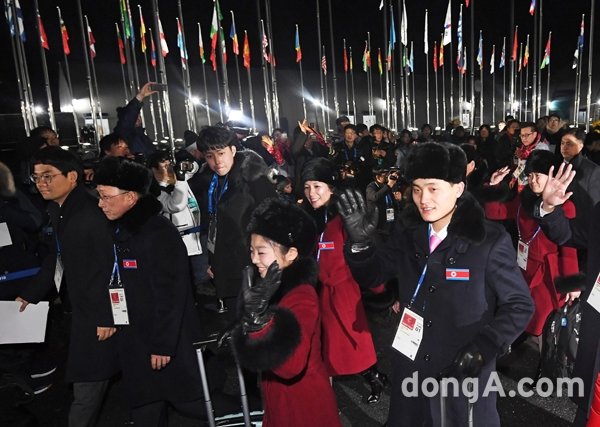 북한 선수단 본진 32명이 지난 1일 강원 강릉선수촌에 입촌하고 있다. 양양국제공항을 통해 입국한 북한 선수들은 검은 털모자에 남자는 검은색, 여자는 자주색 코트를 입고 가슴에 인공기 배지를 달았다.