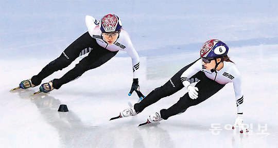 ‘겨울올림픽 효자’ 대한민국 쇼트트랙 대표팀이 6일 강원 강릉시에서 첫 훈련을 소화했다. 여자대표팀 심석희(왼쪽)와 최민정이 강릉 영동대 쇼트트랙 경기장에서 트랙을 돌고 있다. 미국 스포츠 주간지 스포츠 일러스트레이티드(SI)는 최민정의 전관왕 석권을 전망했다. 강릉=장승윤 기자 tomato99@donga.com