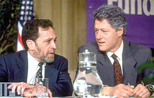 빌 클린턴 행정부 당시 클린턴 대통령(오른쪽)과 친한 사이였지만 그 이너서클에는 끼지 못했던 로버트 라이시 노동장관. 미국 폴리티코 사이트 캡처
