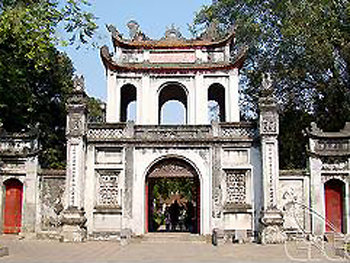 문묘 입구. 베트남의 문묘는 공자와 그의 제자들, 그리고 베트남의 유학자인 쭈반안의 넋을 기리고자 1070년 현재의 하노이에 세워졌다. 베트남 관광청 제공