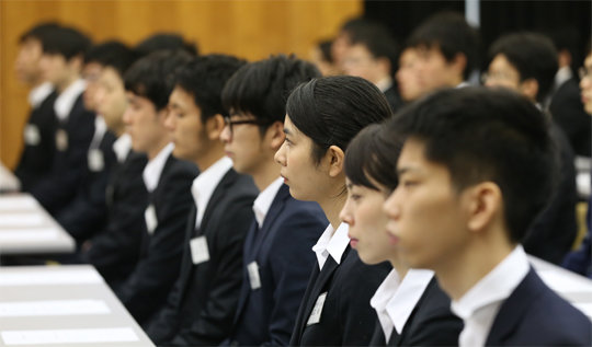 일본 한 기업의 입사 내정식에 참석한 대학생들. 일본 기업들은 대학교 3, 4학년생을 미리 신입사원으로 뽑아두는 이른바 ‘입도선매’식 고용을 하지만 이들에 대한 쟁탈전이 이후에도 치열하게 벌어진다. 아사히신문 제공