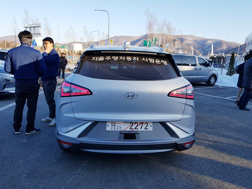 현대 넥쏘 자율주행차 후면.