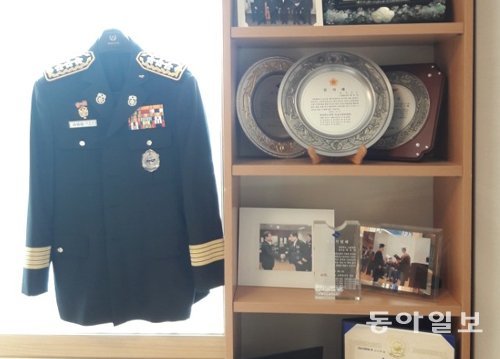 박두석 전 국민안전처 소방조정관의 집 작은방에 그가 입었던 제복과 여러 표창이 진열돼 있다. 고양=권솔 기자 kwonsol@donga.com