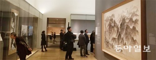 평창 겨울올림픽 개막 기념으로 미국 뉴욕 메트로폴리탄박물관 한국실에서 열리고 있는 ‘금강산 특별전’ 현장 모습. 뉴욕=박용 특파원 parky@donga.com