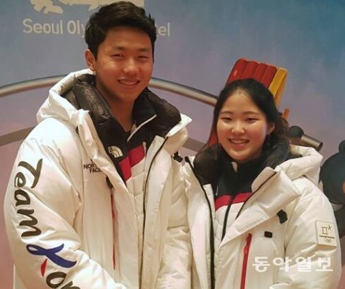 사진=지난달 24일 대한민국 국가대표 선수단 결단식에서 활짝 웃고 있는 컬링 믹스더블 국가대표 장혜지(오른쪽)와 이기정. 동아일보DB