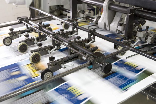 팩컴코리아㈜의 제본 공정 사진.