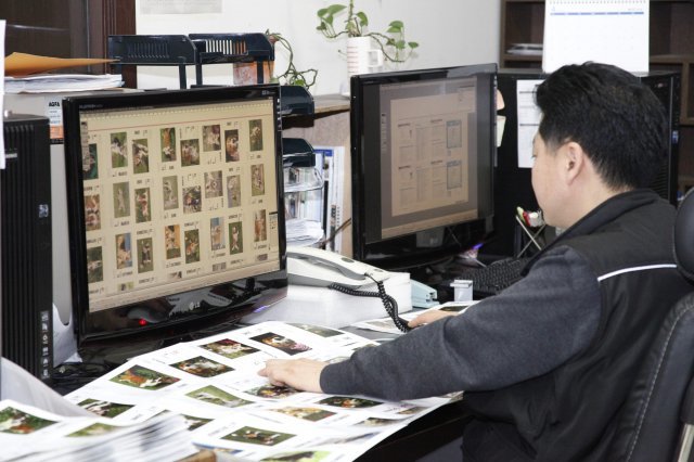 교정작업이 한창 진행 중인 사무실 내부.