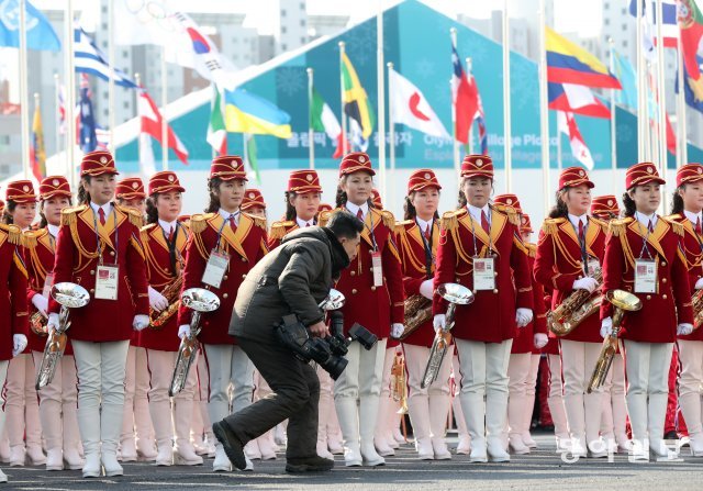 8일 오전 강릉 올림픽선수촌에서 열린 2018 평창동계올림픽 북한 선수단의 공식 입촌식이 있었다. 포토라인을 무시하고 취재하는 북한 기자들