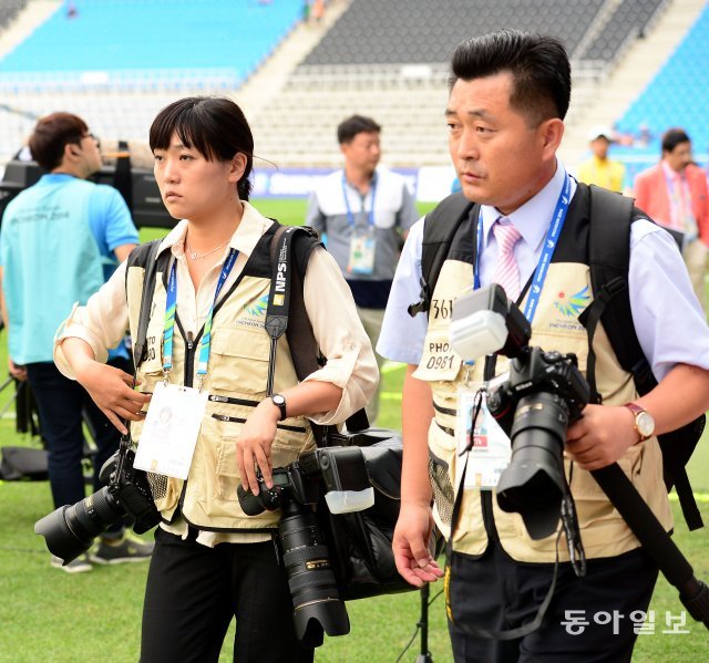 2014년 인천 축구전용경기장에서 열린 ‘2014 인천아시안게임’ 북한과 중국의 남자축구 예선경기에서 북한 사진기자 두명이 경기장에 들어서고 있다. 인천 | 김민성 기자
