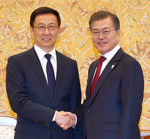 문재인 대통령(오른쪽)이 8일 오후 청와대에서 시진핑 중국 국가주석의 특별대표 자격으로 방한한 한정 상무위원을 만나 악수하고 있다. 청와대사진기자단