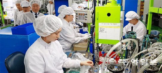 7일 스마트공장 구축 선도기업으로 꼽히는 ㈜연우 자동화설비를 인천시 및 다른 기업체 관계자들이 돌아보고 있다. 인천시는 2020년까지 스마트공장을 1000개 더 늘려 전체 공장의 10% 수준으로 끌어올릴 계획이다. 김영국 채널A 스마트리포터 press82@donga.com