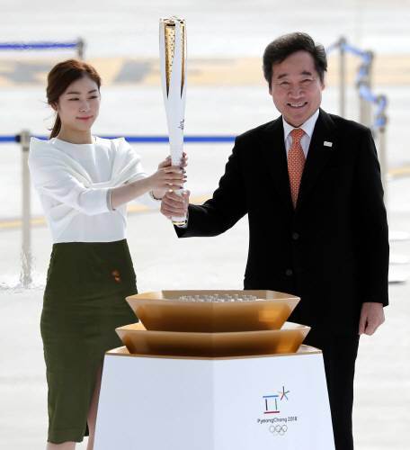 사진=[평창올림픽 개막] 성화 최종점화자, 김연아? 깜짝카드? 한국 겨울 스포츠 최고 스타 김연아가 평창 겨울올림픽 개회식에서 어떤 역할을 맡을지에 관심이 쏠리고 있다. 김연아가 지난해 11월 1일 그리스에서 채화된 성화를 인천국제공항을 통해 국내로 가져오고 있는 장면. 동아일보DB