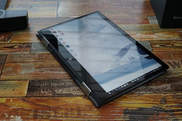 X360이라는 이름답게 디스플레이를 태블릿처럼 돌릴 수 있다. (출처=IT동아)