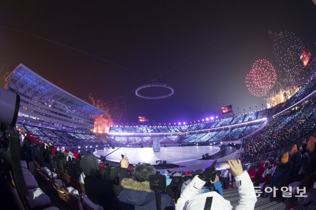 ‘2018 평창겨울올림픽’ 개회식이 9일 밤 강원도 평창군 평창올림픽스타디움에서 열려, 불꽃이 하늘을 수놓고 있다. 사진공동취재단