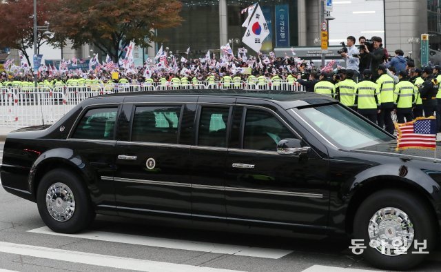 지난해 11월 7일 방한한 트럼프 미국 대통령을 태운 차량 행렬이 청와대로 향하는 모습. 미국에서 공수한 차량에 탑승한 트럼프 대통령 부부. 내부가 보이는 유리창을 통해 손을 흔들어 인사하고 있다.