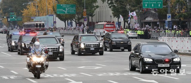 지난해 11월 7일 방한한 트럼프 미국 대통령을 태운 차량 행렬이 청와대로 향하는 모습. 도로 좌우에 펜스를 설치에 만약에 상황에 대비하고 있다.