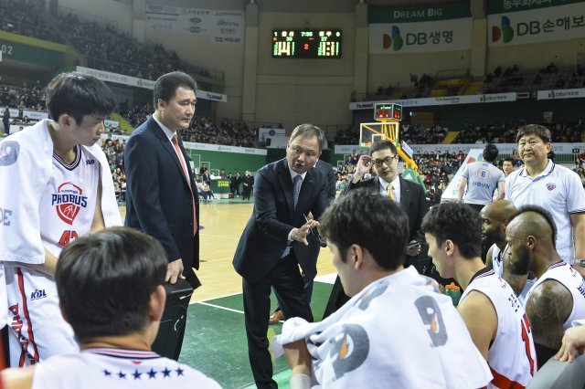 10일 DB와의 경기 도중 작전을 지시하고 있는 현대모비스 유재학 감독.＜KBL 제공＞