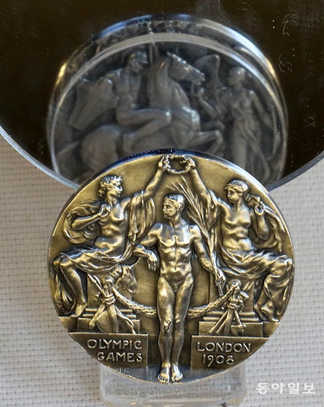 1908년 런던올림픽. 금메달 대신 체조팀 선수들에게 수여한 우승자 메달. 당시 단체 경기 우승팀은 대표 1인만 금메달을 수상했다.