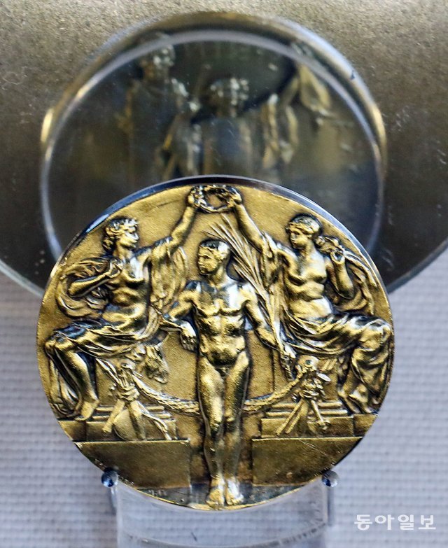 1912년 스웨덴에서 열린 스톡홀름 올림픽. 미국의 수영 금메달리스트 듀크 카하나모쿠의 메달. 순금으로 금메달을 제작한 마지막 올림픽이다.