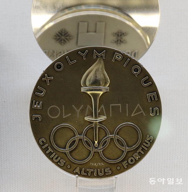 1952년 노르웨이 오슬로 동계올림픽. 캐나다 아이스하키팀 수비수 밥 와트의 금메달. 캐나다의 6번째 아이스하키 메달이자 대회 유일한 금메달이다.