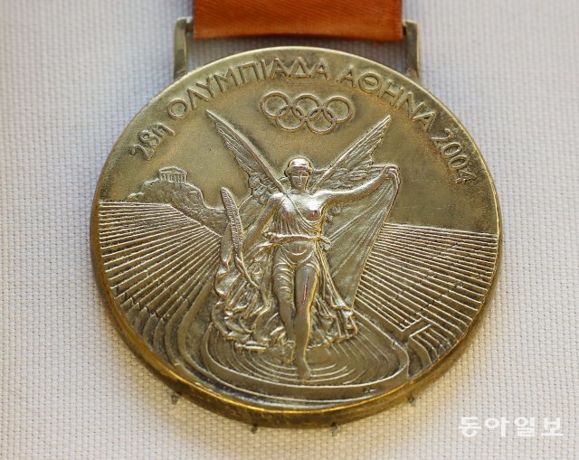 2004년 아테네 올림픽. 1984년 LA올림픽 이후 20년만의 중국 여자 배구팀 금메달, 중국 배구팀은 1984년 첫 출전 후 금2,은1, 동1개를 획득했다.