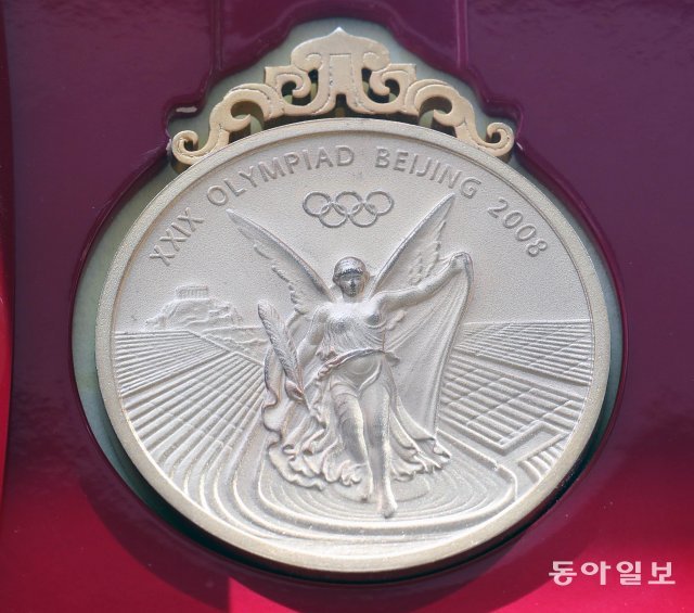 2008년 베이징올림픽에서 아르헨티나 축구팀의 금메달.2004년에 이어 2연패 달성. 리오넬 메시, 후안 로만 리켈메, 세르히오 아구에로 등 세계적인 스타플레이어들이 출전했다.