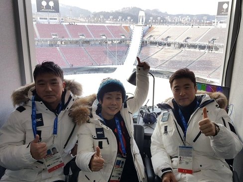 9일 2018 평창 겨울올림픽 개막식의 MBC 생중계 진행을 맡은 개그우먼 김미화 씨(왼쪽)와 박경추 캐스터. 김미화 트위터