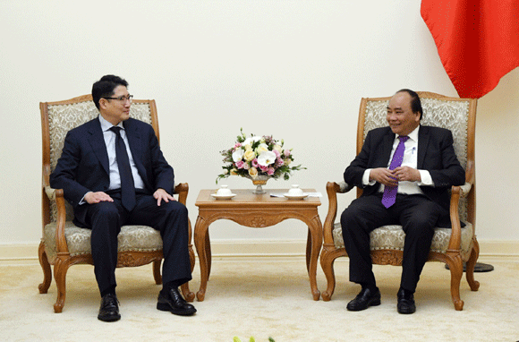 8일 베트남 하노이 총리공관에서 조현준 효성 회장(왼쪽)과 응우옌쑤언푹 총리가 효성의 베트남 사업 확대에 대해 의견을 나누고 있다. 효성 제공