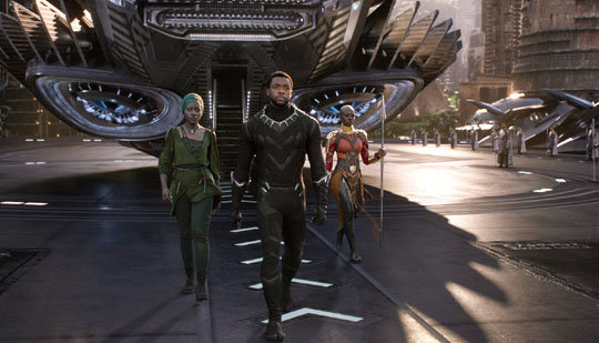 영화 ‘블랙 팬서’는 그간의 히어로 영화와는 결이 다르다. 인종차별의 역사와 흑인 인권 등 좀 더 깊은 사회적 메시지를 담았다. 월트디즈니컴퍼니코리아 제공