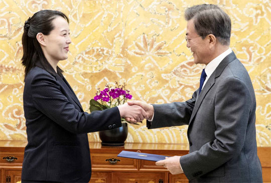 김여정, 김정은 친서 전하며 “내가 특사” 문재인 대통령(오른쪽)이 10일 김여정 북한 노동당 
중앙위원회 제1부부장으로부터 김정은의 친서를 전달받고 있다. 김여정은 문 대통령에게 “빠른 시일 안에 만날 용의가 있다”는 
김정은의 평양 초청 의사를 구두로 전달했다. 청와대사진기자단