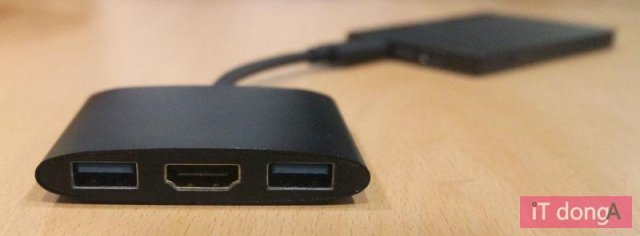 동봉된 어댑터를 이용해 HDMI 및 USB 포트 확장이 가능 (출처=IT동아)