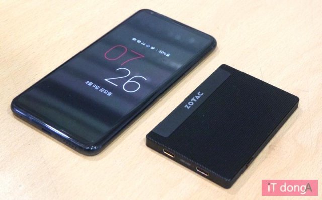 스마트폰(LG V30)과의 크기 비교 (출처=IT동아)