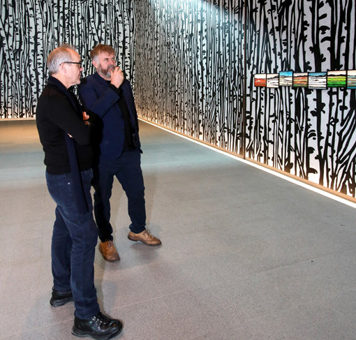 현대미술작가 리차드 우즈가 주한영국 문화원장인 마틴 프라이어에게 ‘실버 버치’ 작품을 설명하고 있다. 사진제공｜파크로쉬 리조트