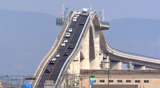 세상에는 ‘도대체 왜 이런 도로를 건설했을까’ 싶을 정도로 위험한 도로들이 있다. 어지간한 강심장이 아니면 다른 길로 우회하기를 추천한다. 일명 ‘롤러코스터 도로’로 불리는 에시마 대교. 사진출처｜로뎀나무 유튜브 화면 캡처