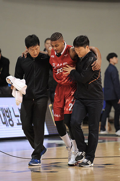 부상 당한 KGC 피터슨(가운데). 사진제공｜KBL